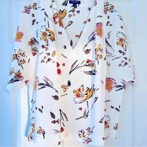 PRE-OWNED FLORAL FALL or SPRING TOP/ WORK BLOUSE. SIZE MEDIUM M